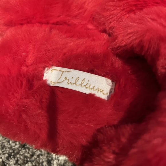 Womens size 8 red fuzzy slippers - Picture 3 of 5